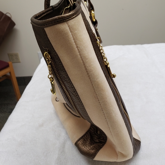 JUICY COUTURE UNIVERSITY - TRUST FUND GENERATION TOTE BAG. - Picture 6 of 10